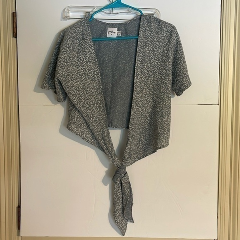 Preowned women’s Size 4 Princess Polly wrap blouse